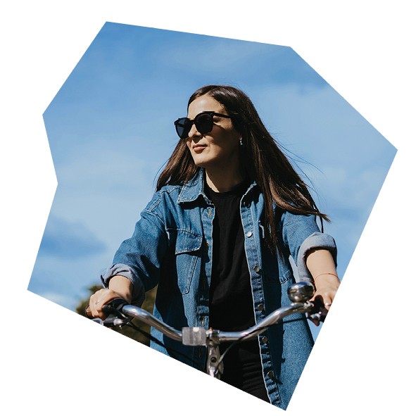 Frau auf Fahrrad
