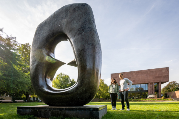 Mann und Frau betrachten eine Skulptur