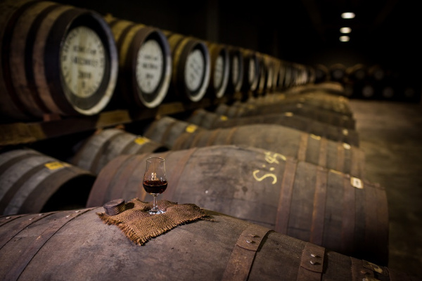 Whisky-Glas auf Fass im Fasslager von Kavalan
