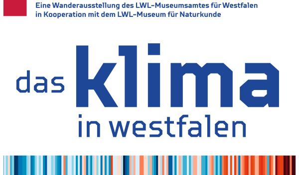 Ausstellungstitel mit warming stripes die den Temperaturanstieg verdeutlichen