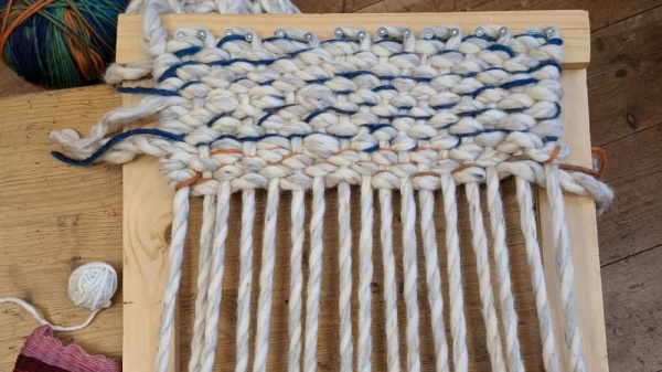 Webrahmen mit weißer Wolle