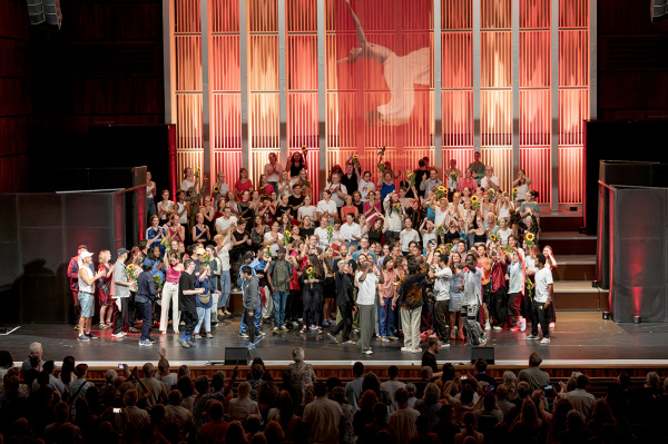 Die Teilnehmer*innen des Tanzfestivals stehen zum Abschluss auf der Bühne der Rudolf-Oetker-Halle.