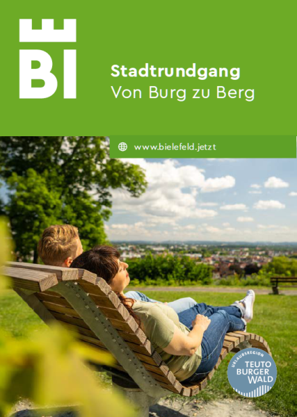 Zwei Personen auf der Sonnenliege auf der Promenade