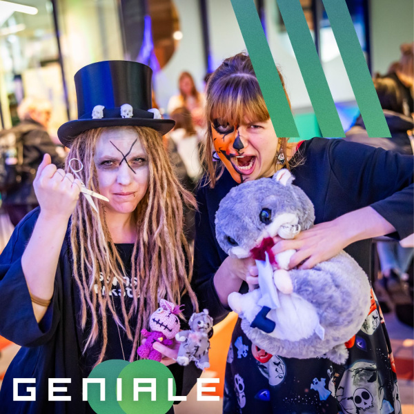 Zwei Personen sind gruslig für Halloween gekleidet.