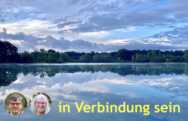 Spiegelnder See bei Dämmerung mit Bäumen und Wolkenhimmel.