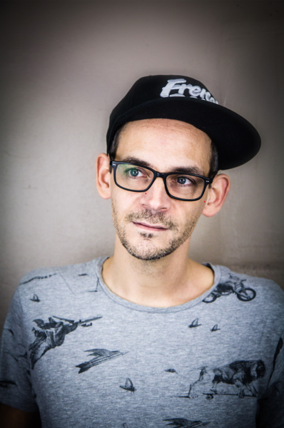 Mann mit Brille und Baseballkappe, Porträtfotografie.