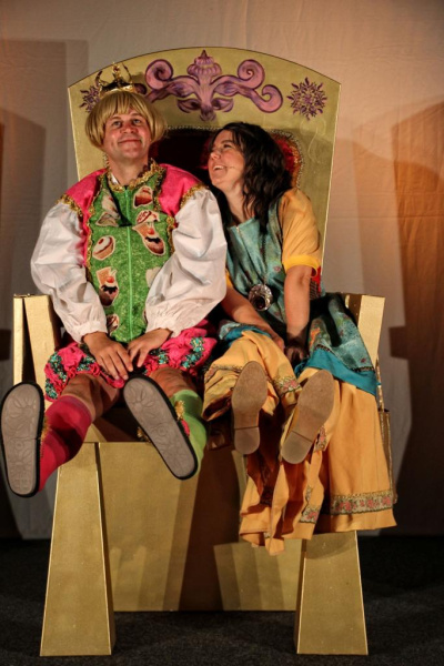 Der Prinz und Raya auf dem Thron