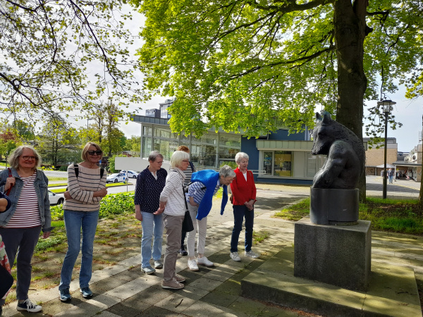 Das Foto zeigt eine geführte Gruppe mit 6 Personen bei der Skulptur "Minotaurus".