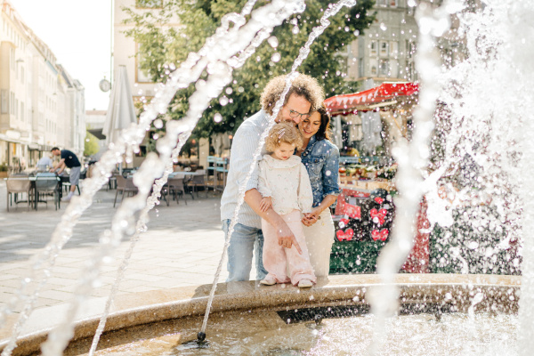 Eine Familie am Brunnen