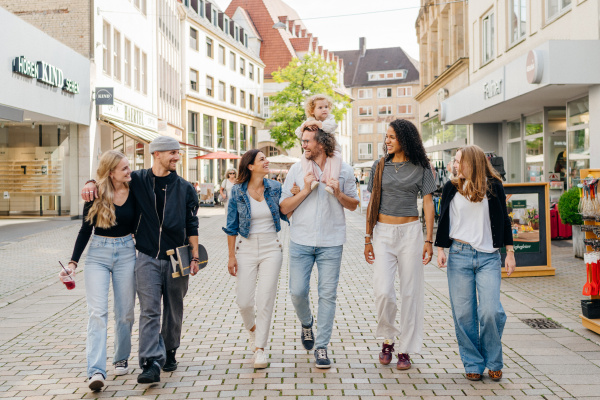 Verschiedene Menschen laufen durch die Stadt