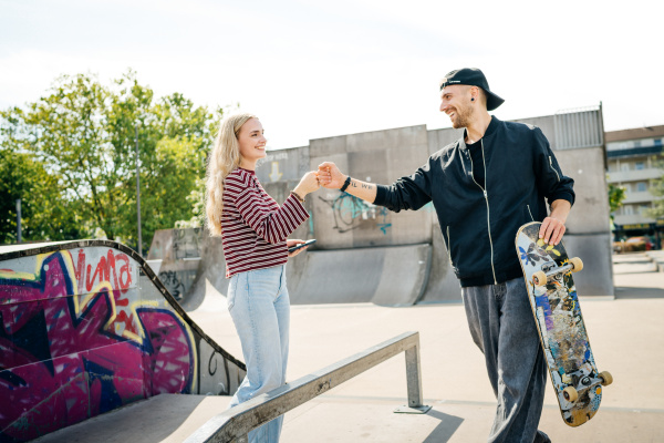 Eine Frau und ein Mann beim Skaten