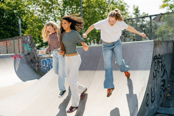 Drei Freundinnen laufen die Halfpipe herunter