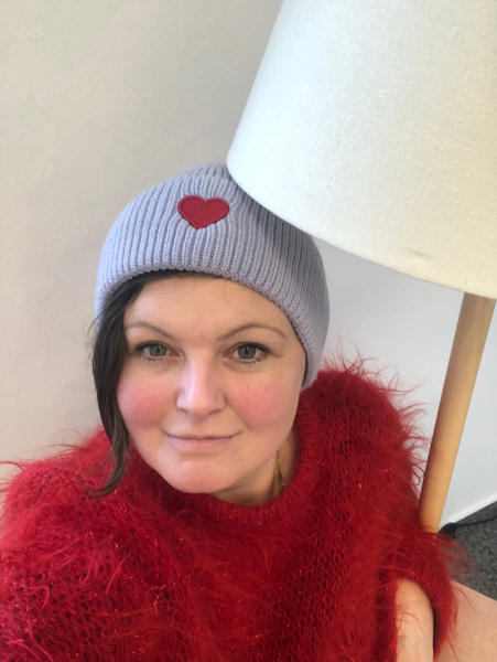 Andrea Kaindl unter einer Lampe