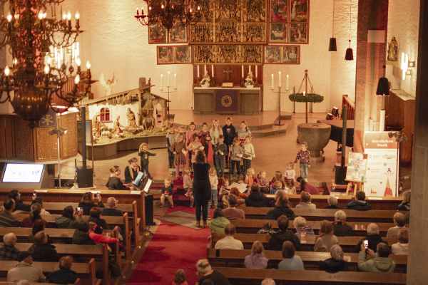 Kinder des Chor!Klang-Chores singen im Altarraum der Altstädter Nicolaikirche