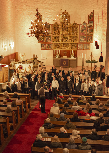 Der Chor singt im Altarraum der Altstädter Nicolaikirche