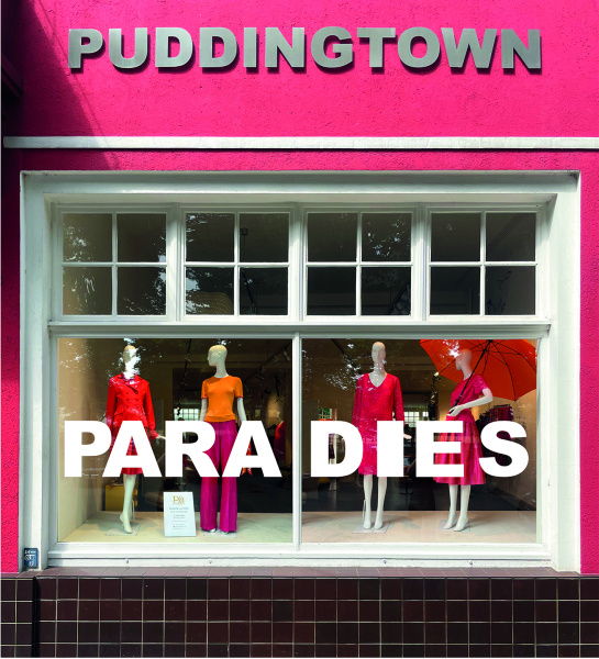 Schaufenster vom Atelier Puddingtown in der Bielefelder Altstadt mit angefertigten Kleidern