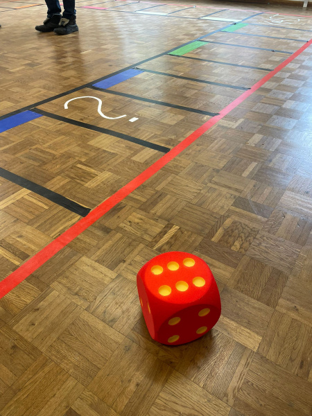ein großes Spielfeld mit einem Würfel 