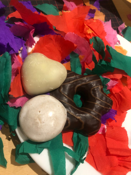 ein geschmückter Teller mit Lebkuchenherzen