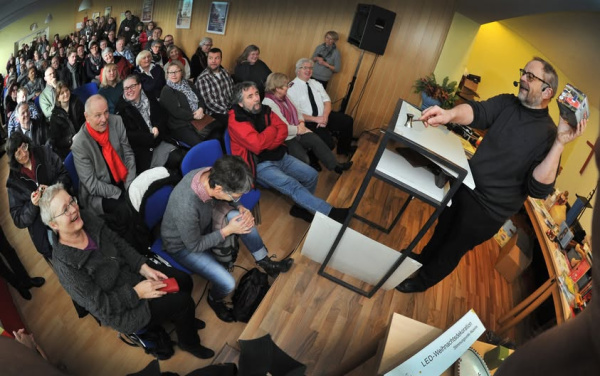 Auktionator Presch bei der Weihnachtsgeschenke-Recyclingversteigerung