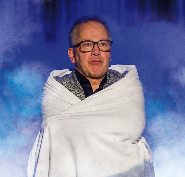 Robert Griess in eine Wolldecke gewickelt