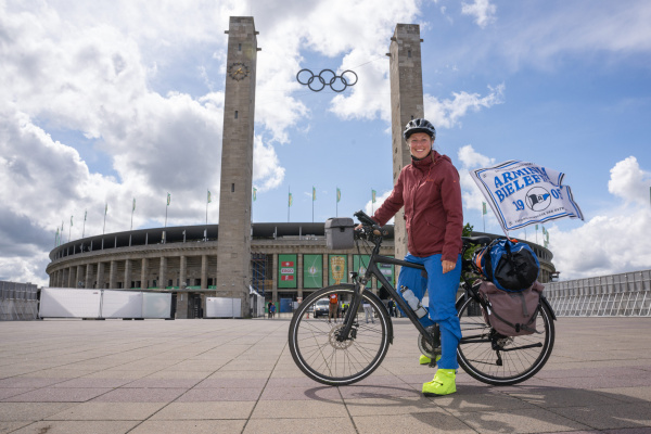 Mit dem Rad vorm Olympiastadion
