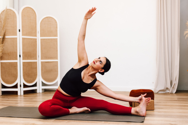 Eine Frau, die Yoga macht