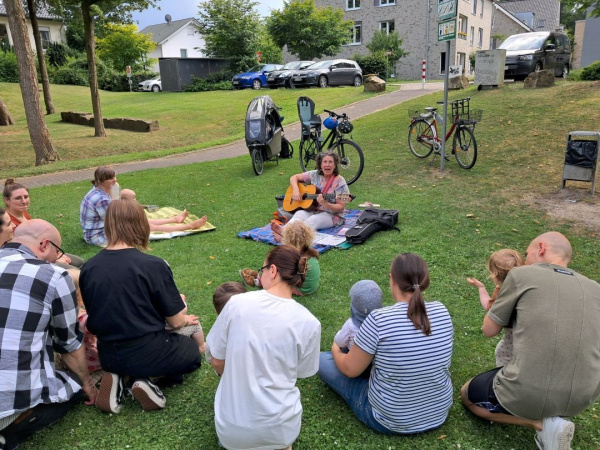 das foto stammt aus dem regelmäßigen Singangebot auf dem Spielplatz Carlmeyerstr./ Möhlmannshof