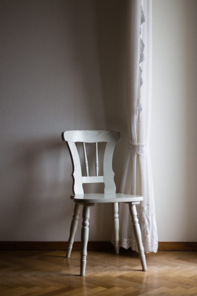 Ein leerer Stuhl - Für alle Frauen, die dabei sein wollten, es aber nicht konnten.