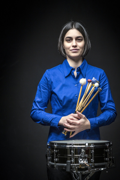 Leonie Klein vor einer kleinen Trommel