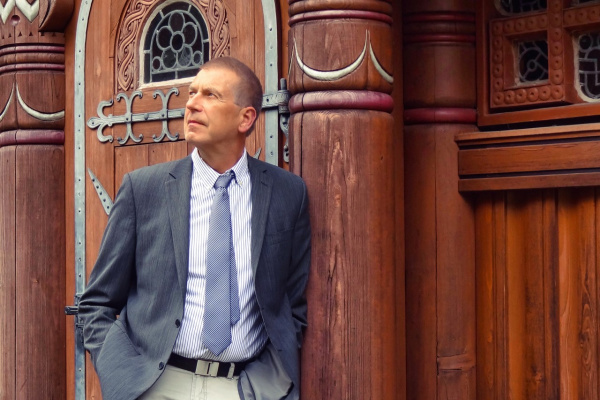 Martin Hofmann vor der Stabkirche