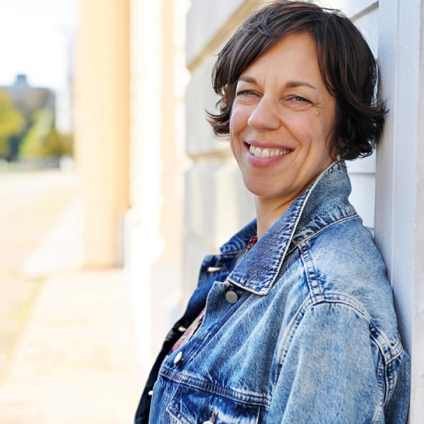 Julia Johannsen ist Sozialpädagogin, Yogalehrerin, Embodiment Coach und Systemische Lachtrainerin