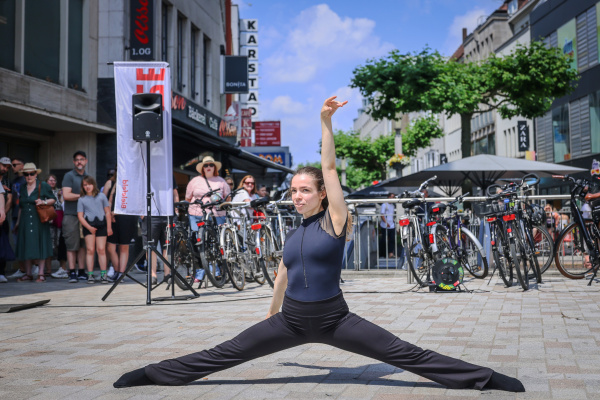 Josy Petersen von der Musik- und Kunstsschule Bielefeld auf dem Jahnplatz