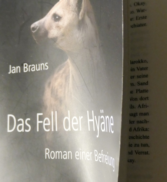 Cover "Das Fell der Hyäne" von Jans Brauns mit Blick in das Buch hinein