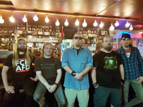 Foto der Band an der Theke der Extra Blues Bar