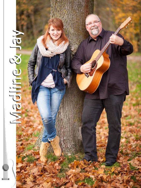 Madline singt, Jay spielt dazu Gitarre