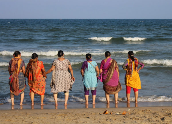 Frauen am Strand in Pondicherry