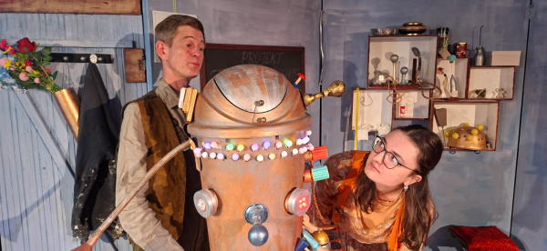 Theo Tüftl (Henrik Fockel) und Dora Dumping (Lisa-Marie Pressentin)