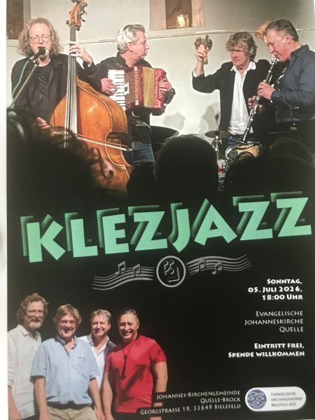 Es zeigt ein Plakat. Auf der einen Hälfte sieht man die 4 Musiker der Band Klezjazz mit Instrumenten