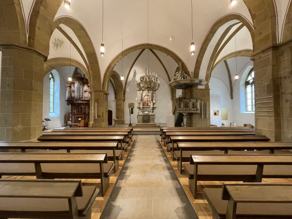 Mittelschiff der Pewter-und-Pauls-Kirche