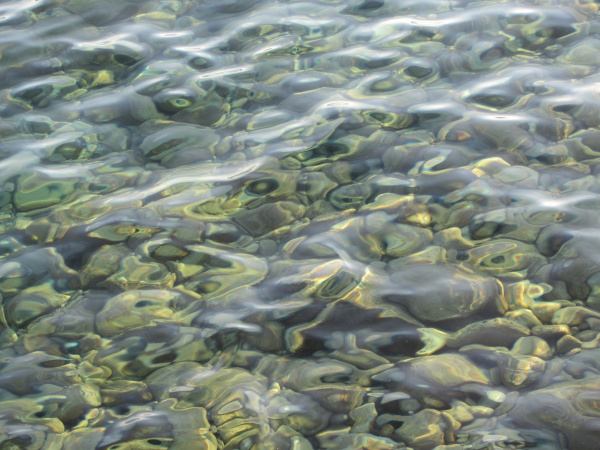 Steine unter Meerwasser