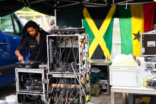 Der Musiker Señor Dread am Mischpult