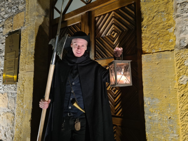 Erkunde die historische Altstadt bei Nacht und erlebe 1,5 Stunden einzigartiges Live-Schauspiel