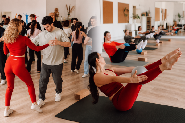 links Menschen beim Tanzen in einer Tanzschule und rechts mehrere Menschen auf Matten beim Pilates