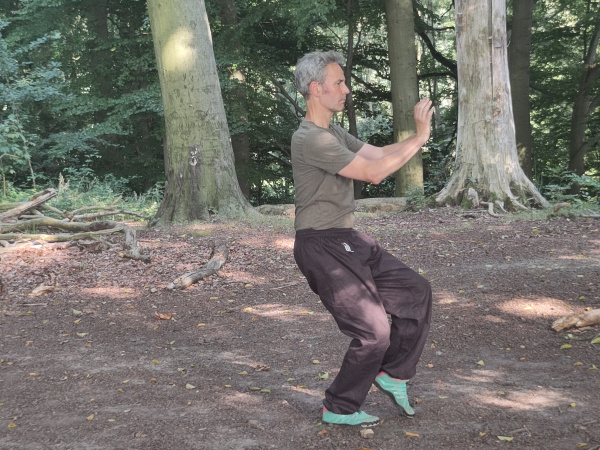 Mann der Qigong praktiziert