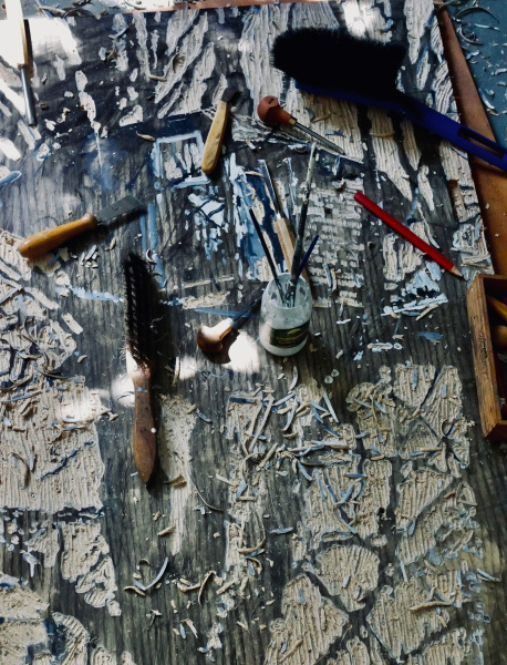 Foto eines Holzschnitt Arbeitsplatzes