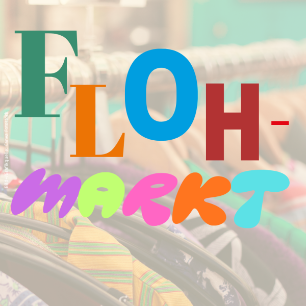 Auf dem Bild sieht man die Schrift "Flohmarkt" in bunten Buchstaben vor einem Kleiderständer.