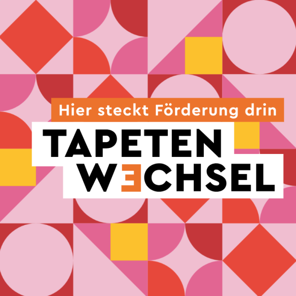 Buntes geometrisches Muster mit dem Text „Tapetenwechsel" und „Hier steckt Förderung drin"