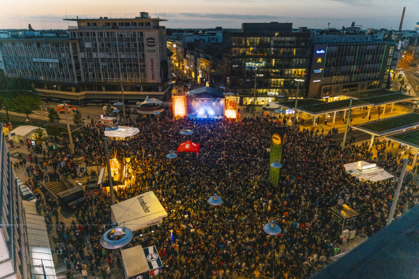 Drohnenbild vom Jahnplatz während eines Konzertes