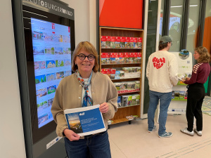 Gabriela Lamm mit dwif-Studie in der Tourist-Information